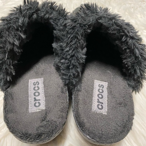 Women’s Fuzzy Crocs Size 7 - Picture 3 of 9
